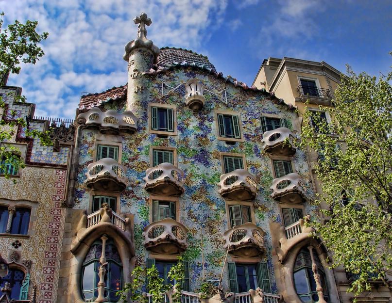 برشلونة عبارة عن كوليسكي للعبقرية المعمارية لأنطونيو غاودي.  أكشاك أنطونيو غاودي ويوغو الشهيرة - قم بزيارة بطاقة الذاكرة'яток Каталонії Що гауді збудував у барселоні