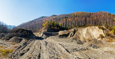 Marmurské cesty slídového místa Slyudyansk těžební oddělení na 50 skalách