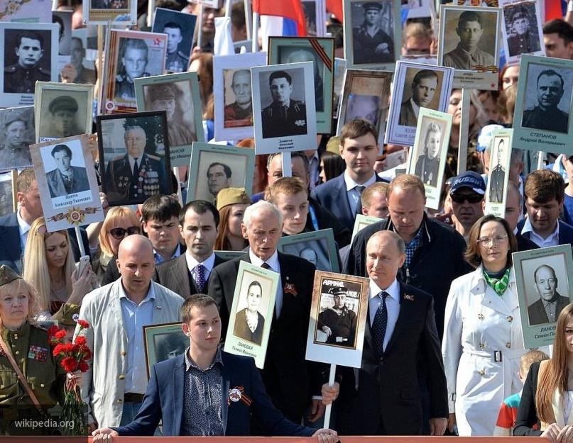 Den Peremoga: koncerty hvězd, přehlídka tanků a svyatkovy ohňostroje.  Procházky, koncerty, volejbal.  Ve skutečnosti Den Peremogi v hlavním městě