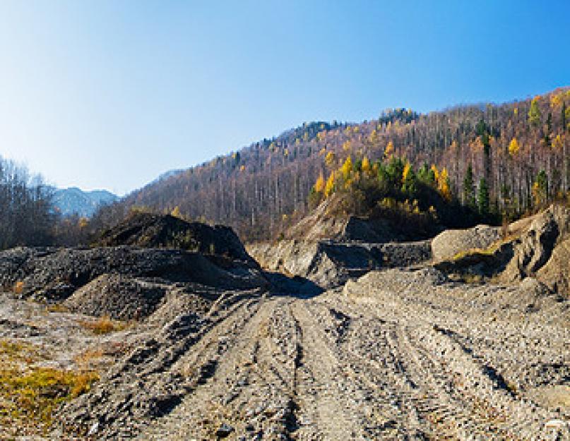O místě.  Marmurské cesty slídového místa Slyudyansk těžební oddělení na 50 skalách