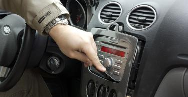 車からラジオを取り外す正しい方法