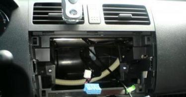車から標準ラジオを取り外すにはどうすればよいですか?